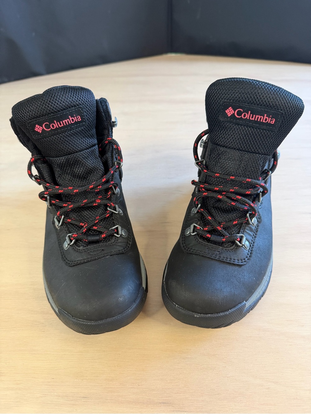 Women’s Columbia Womens Black Boots with Red Trim size 8.5